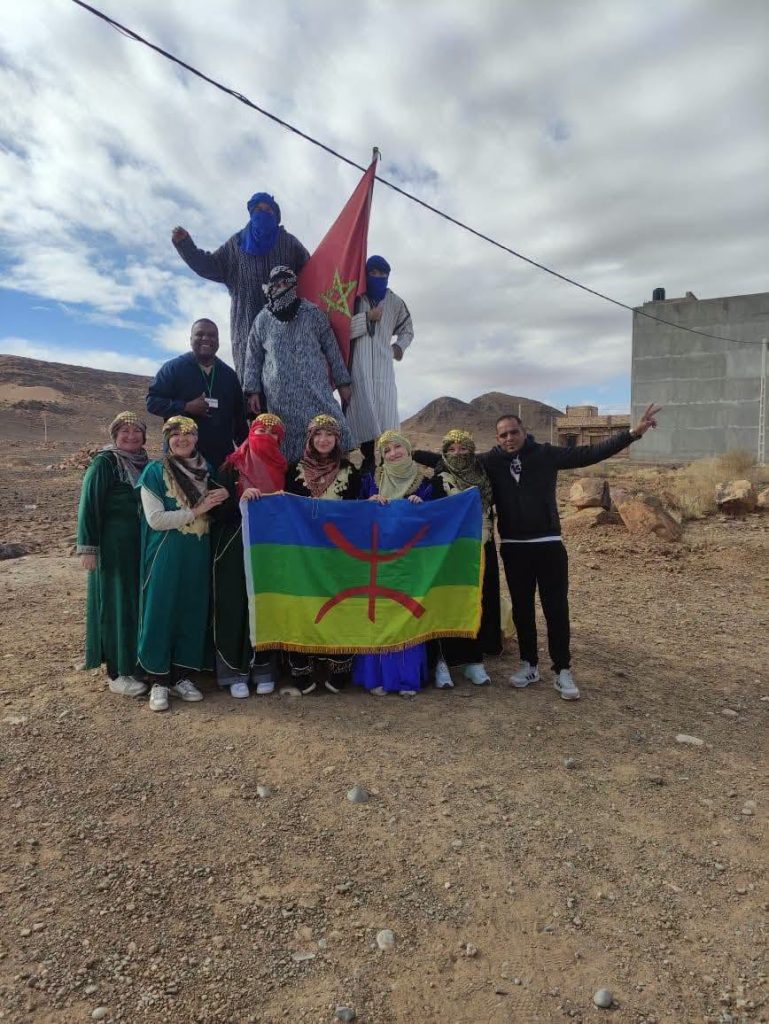 Photo des clients avec le drapeau berbère au Maroc