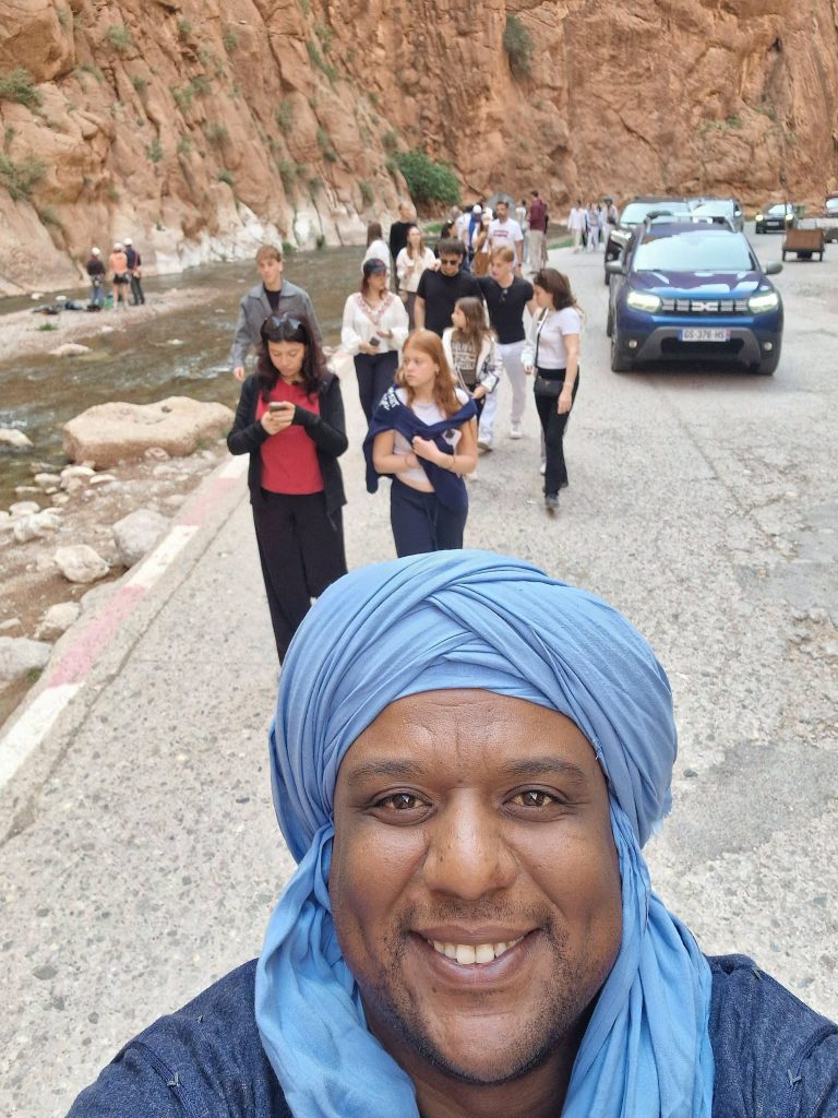 Oasis de Fint, pause photo pour Mouhsine et ses clients