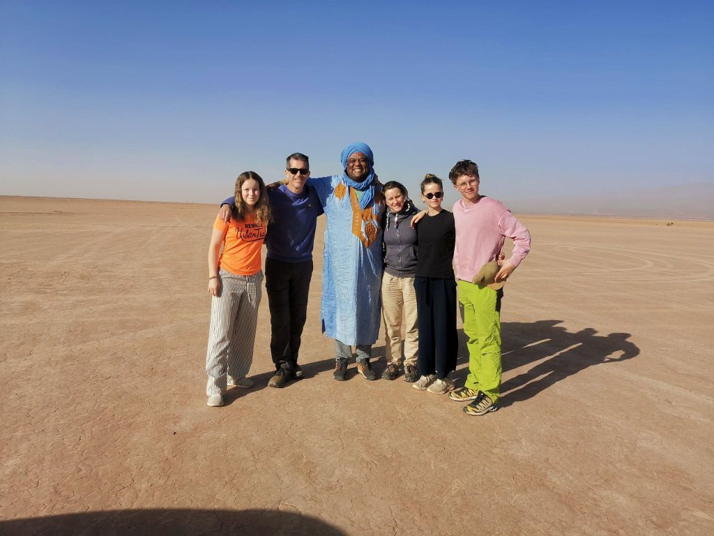 Pause photo avec le guide et ses clients dans le désert de Chegaga