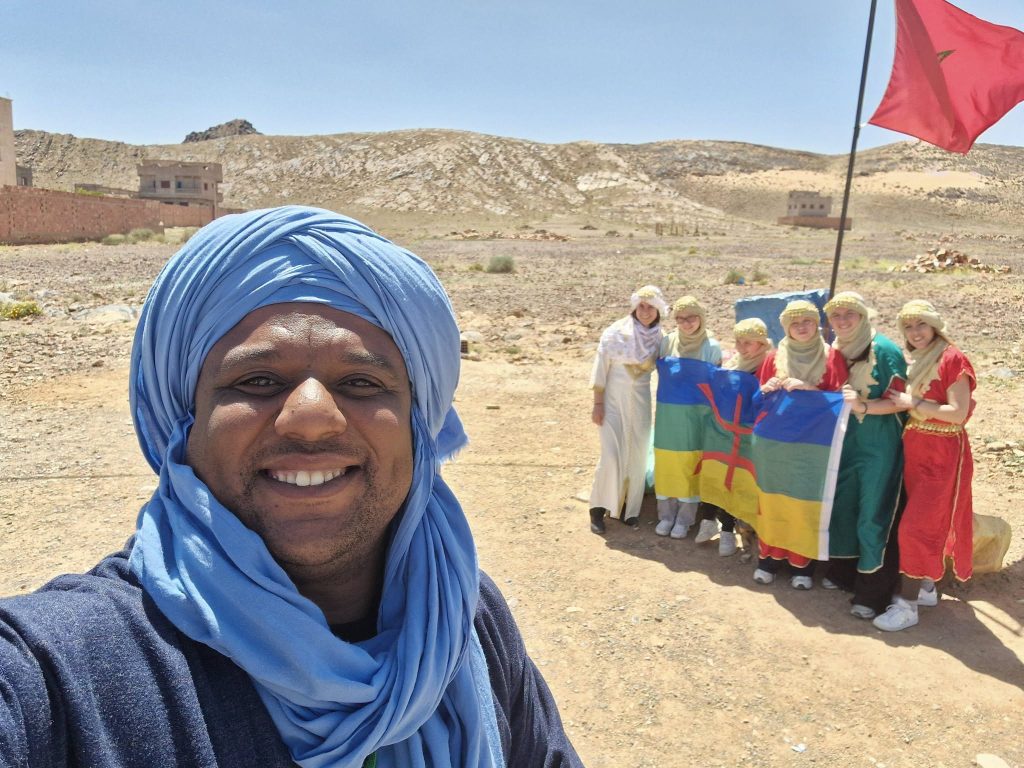 Les clients de Mouhsine dans le désert avec le drapeau berbère