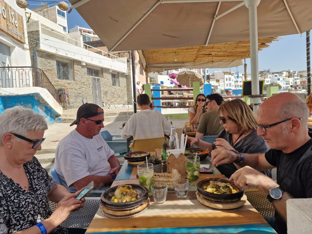 Moment convivial lors de la pause déjeuner au Maroc