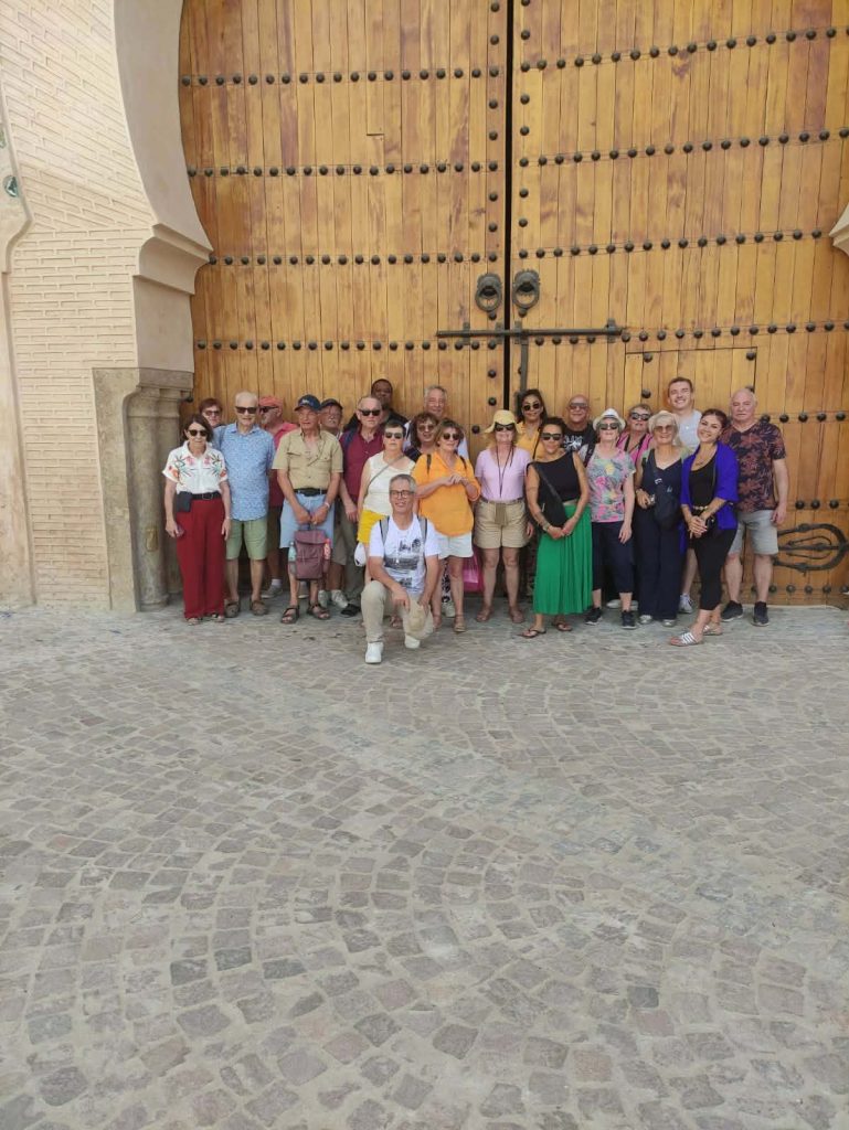 Photo de groupe lors d'une excursion en ville au Maroc