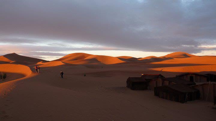 vue sur les dunes du désert de Erg chegaga au Maroc